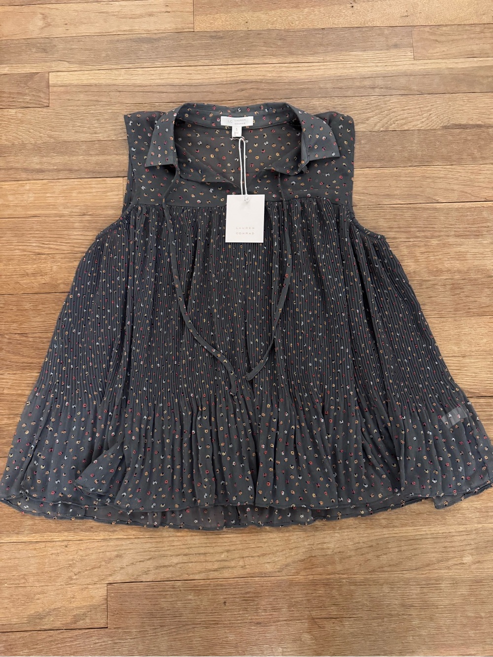 NWT LC Lauren Conrad Women's Gray Ladybug Print Sleeveless Pleated Blouse S
 b16